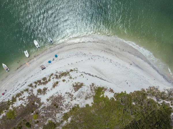 Güzel sahil manzarası. Kumsalda turkuaz deniz suyunun hava dronu görüntüsü. Mesaj için uzay. Turkuaz suyu ve büyük dalgalı havadan manzaralı Karayipler sahili. Florida Cayo Costa Adası