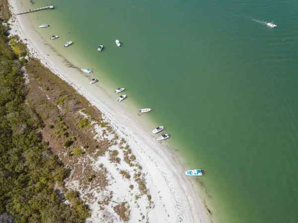 Güzel sahil manzarası. Kumsalda turkuaz deniz suyunun hava dronu görüntüsü. Mesaj için uzay. Turkuaz suyu ve büyük dalgalı havadan manzaralı Karayipler sahili. Florida Cayo Costa Adası