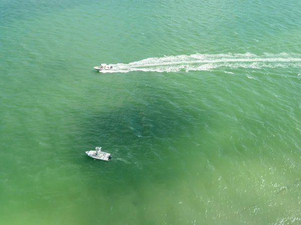 Güzel sahil manzarası. Kumsalda turkuaz deniz suyunun hava dronu görüntüsü. Mesaj için uzay. Turkuaz suyu ve büyük dalgalı havadan manzaralı Karayipler sahili. Florida Cayo Costa Adası