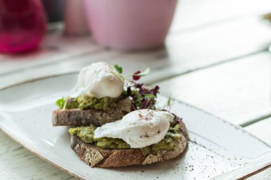 Yumurtalı tost ve yumurtalı sandviç. 
