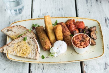 Yumurtalı tost ve yumurtalı sandviç. 