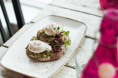 Yumurtalı tost ve yumurtalı sandviç. 