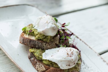 Yumurtalı tost ve yumurtalı sandviç. 