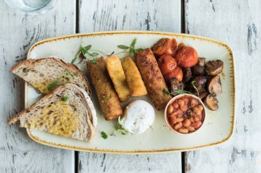 Yumurtalı tost ve yumurtalı sandviç. 