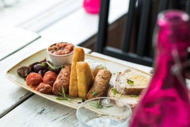 Yumurtalı tost ve yumurtalı sandviç. 