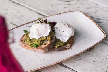 Yumurtalı tost ve yumurtalı sandviç. 