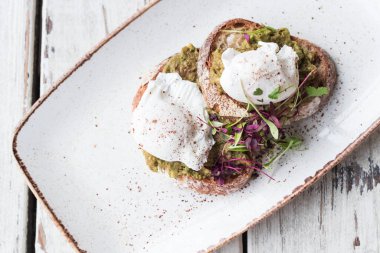 Yumurtalı tost ve yumurtalı sandviç. 