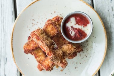 Tam İngiliz kahvaltısı pastırma, sosis, sahanda yumurta, Kuru fasulye ve mantar ile.