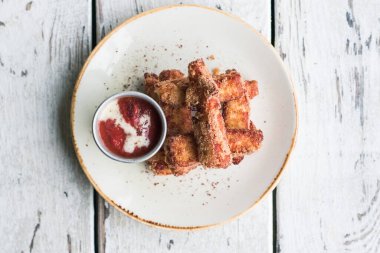 Tam İngiliz kahvaltısı pastırma, sosis, sahanda yumurta, Kuru fasulye ve mantar ile.