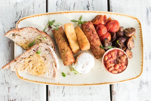 Tam İngiliz kahvaltısı pastırma, sosis, sahanda yumurta, Kuru fasulye ve mantar ile.