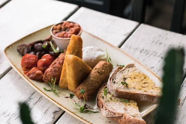 Tam İngiliz kahvaltısı pastırma, sosis, sahanda yumurta, Kuru fasulye ve mantar ile.