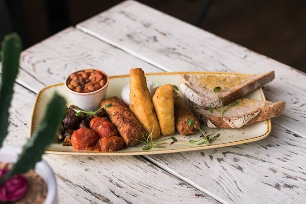 Tam İngiliz kahvaltısı pastırma, sosis, sahanda yumurta, Kuru fasulye ve mantar ile.