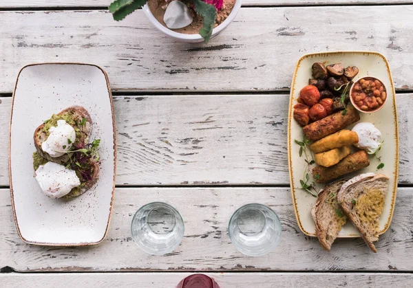 Tam İngiliz kahvaltısı pastırma, sosis, sahanda yumurta, Kuru fasulye ve mantar ile.