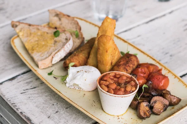 Tam İngiliz kahvaltısı pastırma, sosis, sahanda yumurta, Kuru fasulye ve mantar ile.