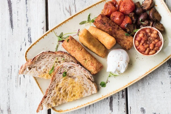 Tam İngiliz kahvaltısı pastırma, sosis, sahanda yumurta, Kuru fasulye ve mantar ile.