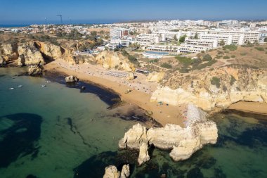 Ponta da Piedade, Portekiz, Algarve 'deki Lagos yakınlarında kayaların üzerinde. Ponta da Piedade, Algarve bölgesi, Portekiz. Plaj Turistleri Şemsiyeler