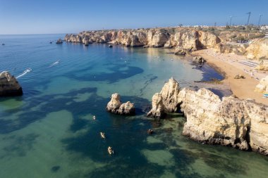 Portekiz 'in Algarve kentindeki Lagos yakınlarında kayaların üzerinde Ponta da Piedade.