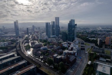 Manchester Şehir Merkezi Drone Havacılık Görünümü Binanın Üstü İnşaat Skyline İnşaat Mavi Gök Yazı Beetham Kule Apartmanı Emlakçısı