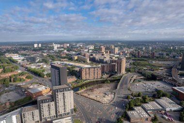 Manchester Şehir Merkezi Drone Havacılık Görünümü Binanın Üstü İnşaat Skyline İnşaat Mavi Gök Yazı Beetham Kule Apartmanı Emlakçısı