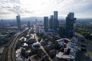 Manchester Şehir Merkezi Drone Havacılık Görünümü Binanın Üstü İnşaat Skyline İnşaat Mavi Gökyüzü Beetham Kulesi Apartman Ajansı 2022