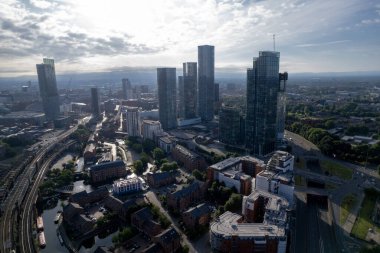 Manchester Şehir Merkezi Drone Havacılık Görünümü Binanın Üstü İnşaat Skyline İnşaat Mavi Gökyüzü Beetham Kulesi Apartman Ajansı 2022
