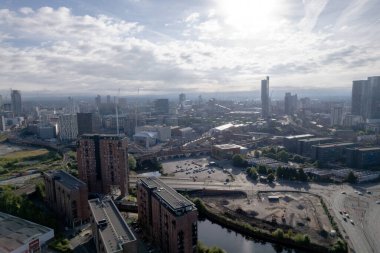 Manchester Şehir Merkezi Drone Havacılık Görünümü Binanın Üstü İnşaat Skyline İnşaat Mavi Gökyüzü Beetham Kulesi Apartman Ajansı 2022