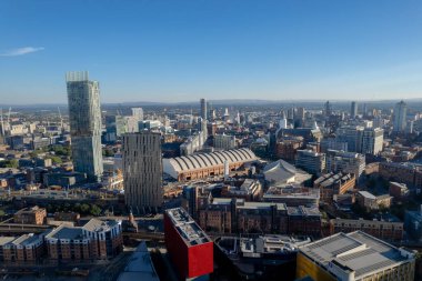 Manchester Şehir Merkezi Drone Hava Görüntüsü Yapı Üstü İnşaat Mavi Gök Kulesi Deansgate Meydanı 2022
