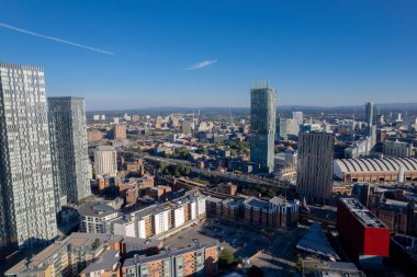 Manchester Şehir Merkezi Drone Hava Görüntüsü Yapı Üstü İnşaat Mavi Gök Kulesi Deansgate Meydanı 2022