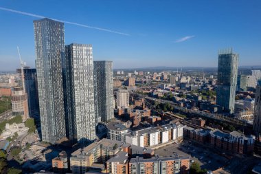 Manchester Şehir Merkezi Drone Hava Görüntüsü Yapı Üstü İnşaat Mavi Gök Kulesi Deansgate Meydanı 2022