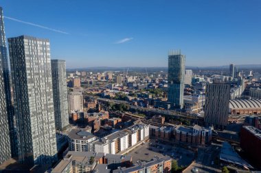 Manchester Şehir Merkezi Drone Hava Görüntüsü Yapı Üstü İnşaat Mavi Gök Kulesi Deansgate Meydanı 2022