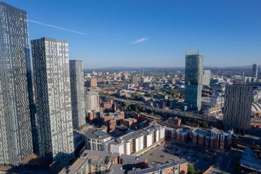 Manchester Şehir Merkezi Drone Hava Görüntüsü Yapı Üstü İnşaat Mavi Gök Kulesi Deansgate Meydanı 2022