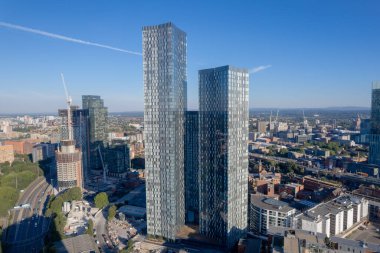 Manchester Şehir Merkezi Drone Hava Görüntüsü Yapı Üstü İnşaat Mavi Gök Kulesi Deansgate Meydanı 2022