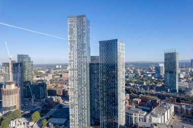 Manchester Şehir Merkezi Drone Hava Görüntüsü Yapı Üstü İnşaat Mavi Gök Kulesi Deansgate Meydanı 2022