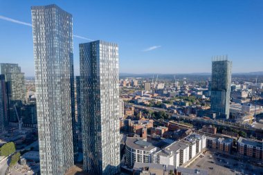 Manchester Şehir Merkezi Drone Hava Görüntüsü Yapı Üstü İnşaat Mavi Gök Kulesi Deansgate Meydanı 2022