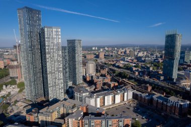Manchester Şehir Merkezi Drone Hava Görüntüsü Yapı Üstü İnşaat Mavi Gök Kulesi Deansgate Meydanı 2022