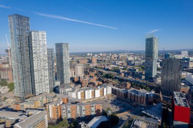 Manchester Şehir Merkezi Drone Hava Görüntüsü Yapı Üstü İnşaat Mavi Gök Kulesi Deansgate Meydanı 2022