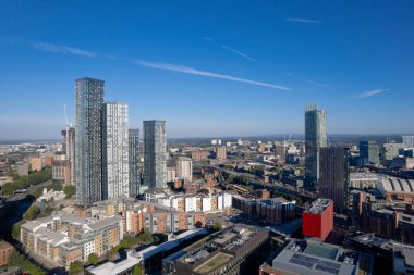 Manchester Şehir Merkezi Drone Hava Görüntüsü Yapı Üstü İnşaat Mavi Gök Kulesi Deansgate Meydanı 2022