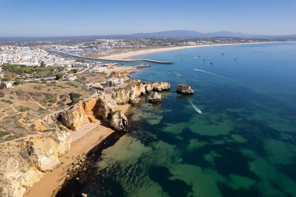 Ponta da Piedade, Portekiz, Algarve 'deki Lagos yakınlarında kayaların üzerinde. Ponta da Piedade, Algarve bölgesi, Portekiz. Plaj Turistleri Şemsiyeler