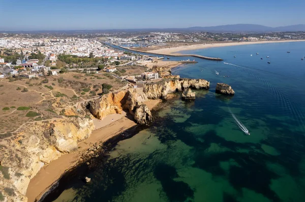 Ponta da Piedade, Portekiz, Algarve 'deki Lagos yakınlarında kayaların üzerinde. Ponta da Piedade, Algarve bölgesi, Portekiz. Plaj Turistleri Şemsiyeler