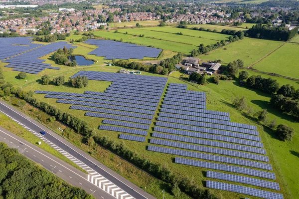 Hava görünümündeki güneş panelleri yenilenebilir enerji