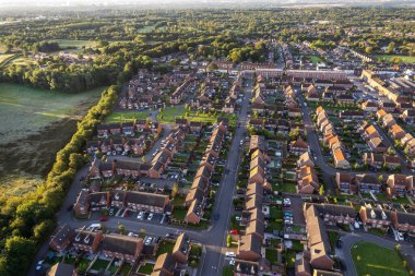 İngiltere 'de bir yerleşim bölgesindeki evler ve caddelerin yukarıdan aşağıya doğru görüntüsü. Yeni İnşaat Acentası Fiyatları 2022