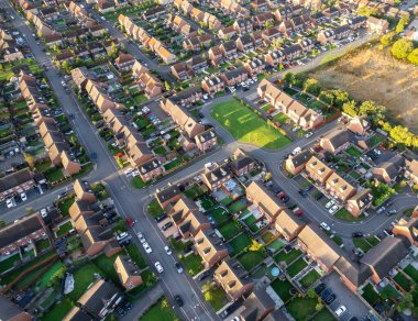 İngiltere 'de bir yerleşim bölgesindeki evler ve caddelerin yukarıdan aşağıya doğru görüntüsü. Yeni İnşaat Acentası Fiyatları 2022