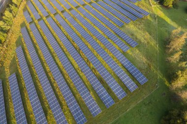 Ünlülerin sürdürülebilir yenilenebilir enerji alanındaki hava görünümlü güneş panelleri