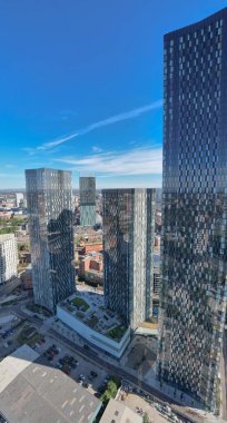 Manchester Şehir Merkezi Drone Hava Görüntüsü Yapı Üstü İnşaat Mavi Gökyüzü Beetham Kulesi Deansgate Meydanı Cam Kuleler