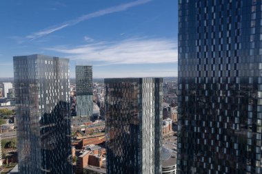 Manchester Şehir Merkezi Drone Hava Görüntüsü Yapı Üstü İnşaat Mavi Gökyüzü Beetham Kulesi Deansgate Meydanı Cam Kuleler
