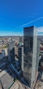 Manchester Şehir Merkezi Drone Hava Görüntüsü Yapı Üstü İnşaat Mavi Gökyüzü Beetham Kulesi Deansgate Meydanı Cam Kuleler