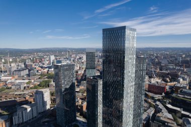 Manchester Şehir Merkezi Drone Hava Görüntüsü Yapı Üstü İnşaat Mavi Gökyüzü Beetham Kulesi Deansgate Meydanı Cam Kuleler