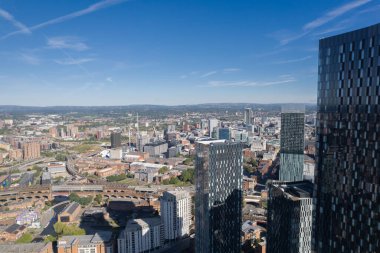Manchester Şehir Merkezi Drone Hava Görüntüsü Yapı Üstü İnşaat Mavi Gökyüzü Beetham Kulesi Deansgate Meydanı Cam Kuleler
