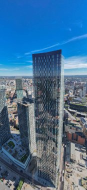 Manchester Şehir Merkezi Drone Hava Görüntüsü Yapı Üstü İnşaat Mavi Gökyüzü Beetham Kulesi Deansgate Meydanı Cam Kuleler