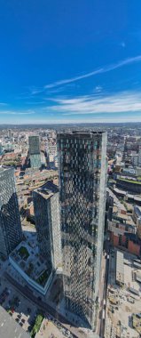 Manchester Şehir Merkezi Drone Hava Görüntüsü Yapı Üstü İnşaat Mavi Gökyüzü Beetham Kulesi Deansgate Meydanı Cam Kuleler